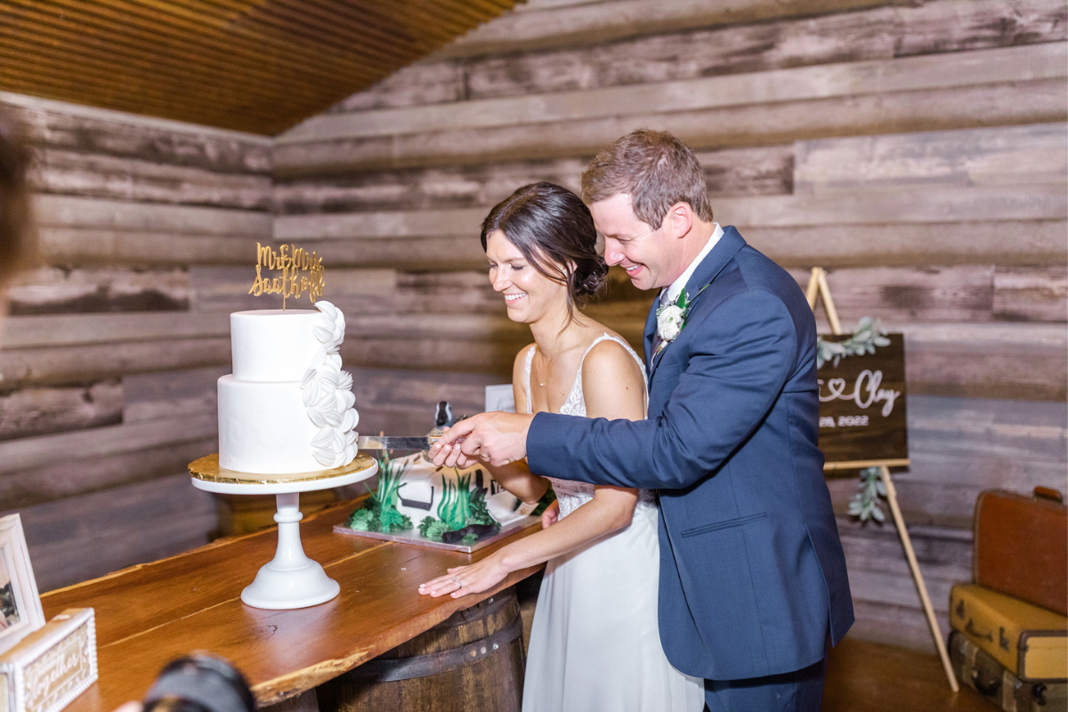 Couple cutting their cake after ceremony with Texas Wedding Ministers